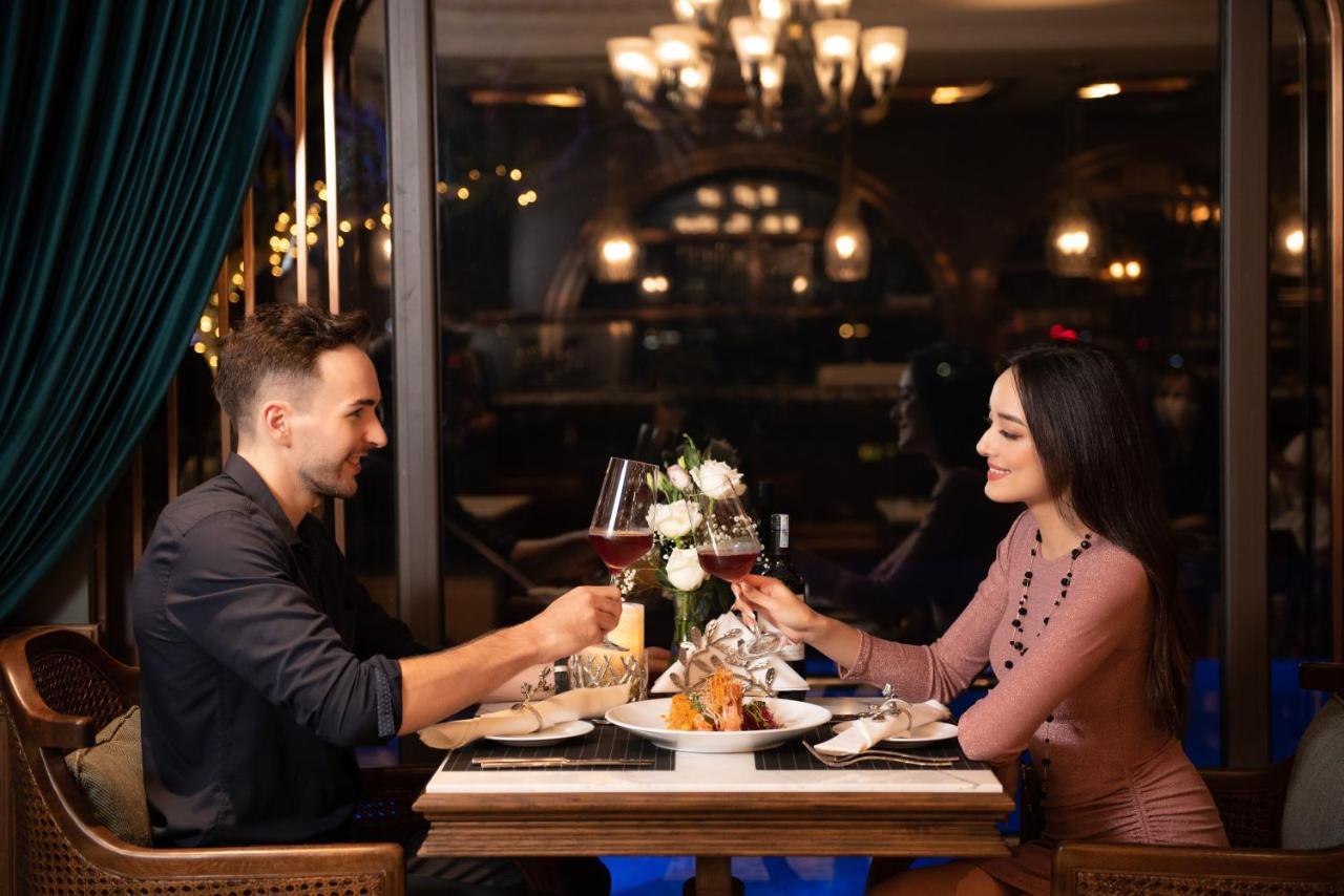 橄榄石豪华精品大酒店 河内 外观 照片 A couple dining at a restaurant