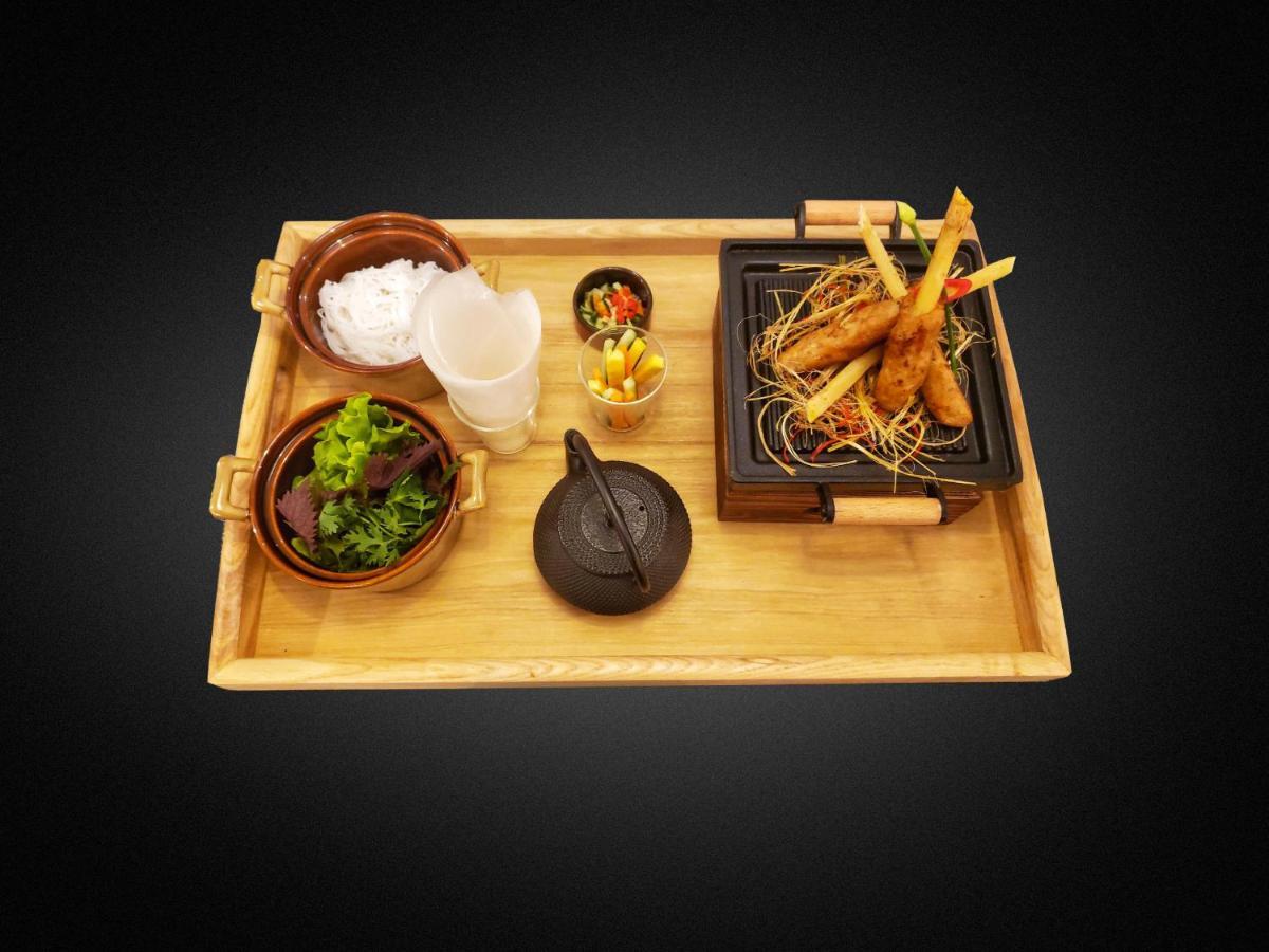 橄榄石豪华精品大酒店 河内 外观 照片 A bamboo serving tray