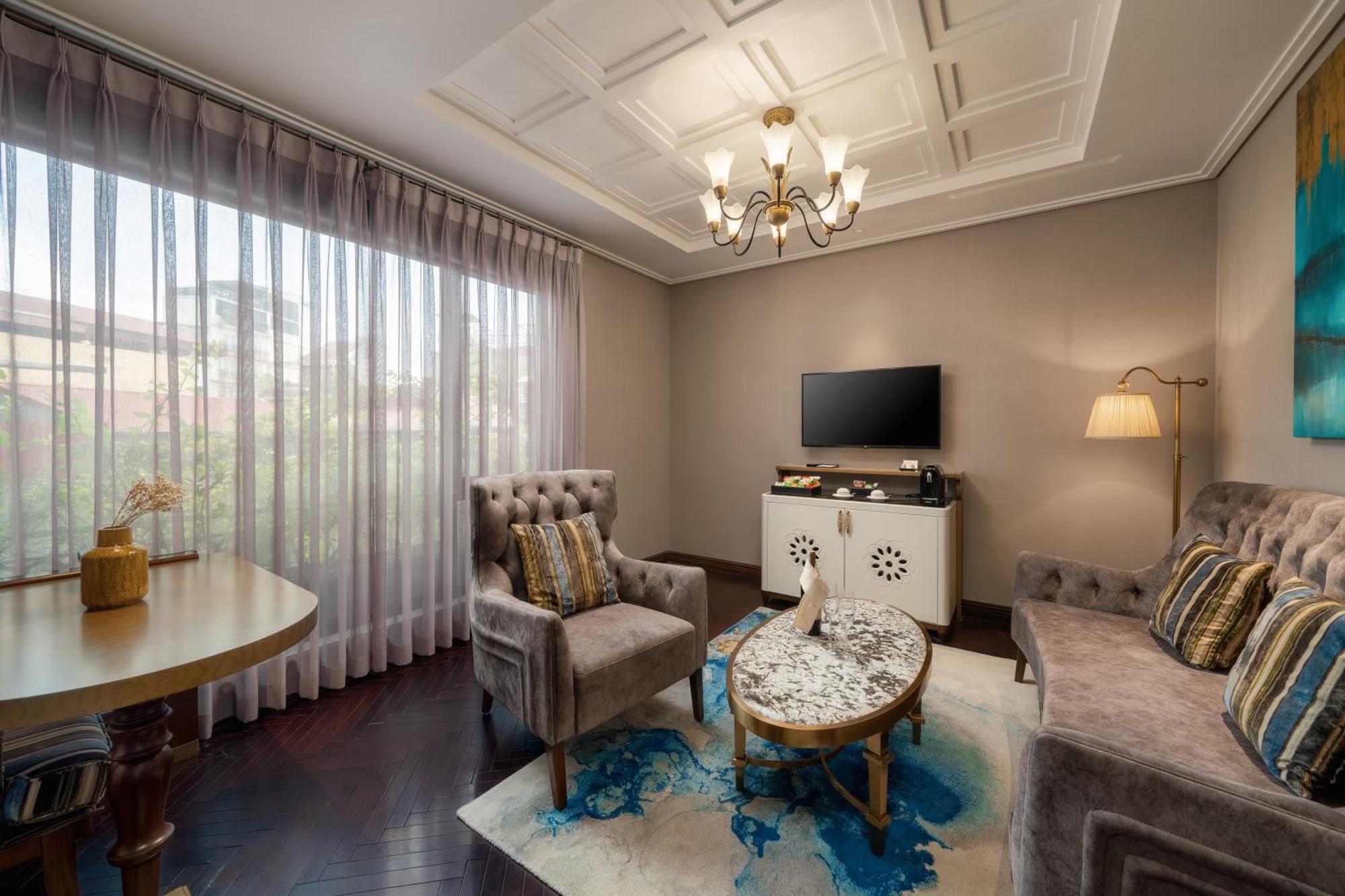 橄榄石豪华精品大酒店 河内 外观 照片 A living room in a suite at the hotel